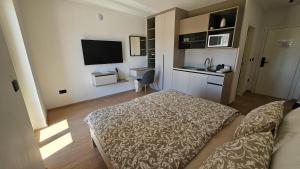 Kuchyň nebo kuchyňský kout v ubytování Richi Rooms & App