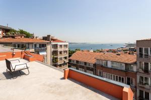 Fotografie z fotogalerie ubytování Decent apartment with a magnificent terrace , view v destinaci Istanbul