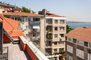 Fotografie z fotogalerie ubytování Decent apartment with a magnificent terrace , view v destinaci Istanbul