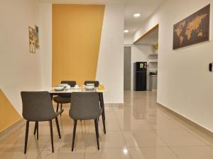 Fotografija u galeriji objekta Seremban Pool View 5-6 pax Suite u gradu Seremban