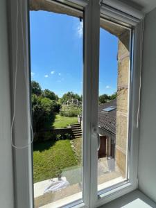 ventana con vistas al jardín en La Maison Fiets Meuse & Vélo, en Damblain