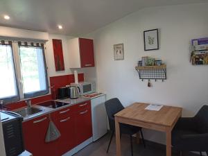 Kuchnia lub aneks kuchenny w obiekcie Gîte Nature et détente