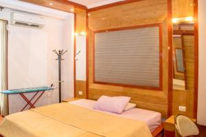 a room with a bed and a window with a blind at LuxuryApartmentDirectToTheNile in Cairo