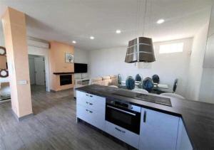 Η κουζίνα ή μικρή κουζίνα στο Typical Canarian House private jacuzzi, sauna, gym, Finca Conejo Taucho Adeje by Aqua Vista Tenerife