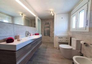 Ένα μπάνιο στο Typical Canarian House private jacuzzi, sauna, gym, Finca Conejo Taucho Adeje by Aqua Vista Tenerife +37 φωτογραφίες