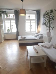una sala de estar con dos camas y un sofá en Studio in Dresden Neustadt Louisenstraße, en Dresden