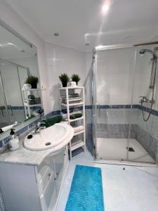 łazienka z umywalką i prysznicem w obiekcie Apartamentos Terraza playa w mieście Foz