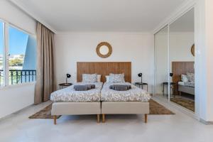 Un dormitorio con una cama grande y un balcón. en Holiday Home 'Miraflores Rancho', en La Cala de Mijas 14 fotos más