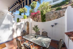 un patio con mesa y sillas en Holiday Home 'Miraflores Rancho', en La Cala de Mijas