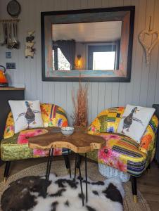 Rusty Duck Retreat Shepherds Hut的休息区