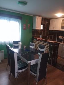 Kuchyň nebo kuchyňský kout v ubytování kuća za odmor Ćira