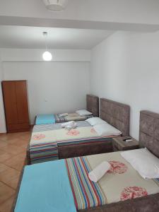 two beds in a room with two bedsvisor at Villa Janilla in Dhërmi