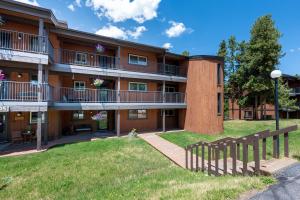 een appartementengebouw met een hek ervoor bij Beaver Village Unit #0514 in Winter Park +29 foto's