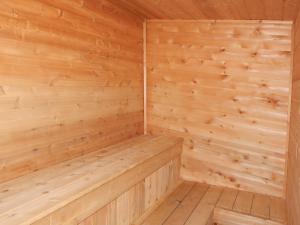 een houten sauna in een hut bij Beaver Village Unit #0514 in Winter Park