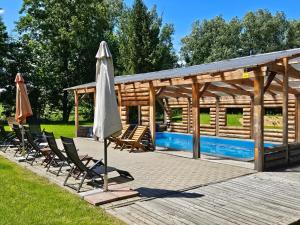 Bazén v ubytování Wellness Hotel Koliba nebo v jeho okolí