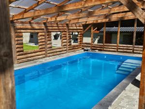 Bazén v ubytování Wellness Hotel Koliba nebo v jeho okolí