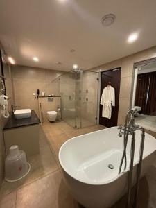 Un baño con bañera y ducha y un inodoro. en MARIYALAYAM MUNROE ISLAND RESIDENCY, en Munroe Island