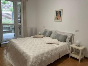 Postel nebo postele na pokoji v ubytování Casa Ambra, 50m vom Comer See, 2 private Parkplätze
