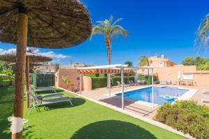 Willa z basenem i parasolem w obiekcie CostaBlancaDreams Casa Colari 4 in Calpe w mieście Calpe