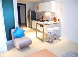uma cozinha com uma mesa, uma cadeira e um balcão em Nice apartment with Pool in Patong Phuket direct on the beach em Kamala Beach