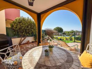 een patio met een tafel en stoelen bij ANN001 Bright Two Bedroom Townhouse in Ayamonte