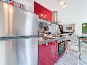 eine große Küche mit einem Kühlschrank aus Edelstahl in der Unterkunft LE MARCARON - Hypercentre Obernai - Confort - Lumineux in Obernai