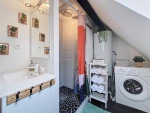 ein Badezimmer mit Waschbecken und Waschmaschine in der Unterkunft LE MARCARON - Hypercentre Obernai - Confort - Lumineux in Obernai + 10 Fotos