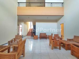 Istumisnurk majutusasutuses Mutiara Residence Near Simpang Lima Mitra RedDoorz