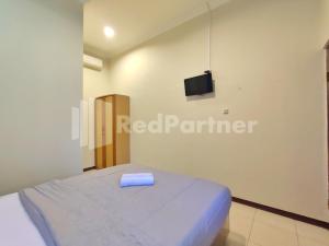 Voodi või voodid majutusasutuse Mutiara Residence Near Simpang Lima Mitra RedDoorz toas