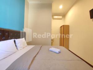 Voodi või voodid majutusasutuse Mutiara Residence Near Simpang Lima Mitra RedDoorz toas