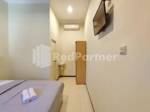 Voodi või voodid majutusasutuse Mutiara Residence Near Simpang Lima Mitra RedDoorz toas