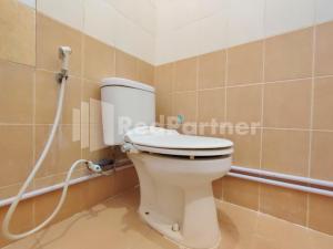 Vannituba majutusasutuses Mutiara Residence Near Simpang Lima Mitra RedDoorz