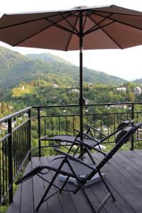 Vista generica sulle montagne o vista sulle montagne dall'interno di questo campeggio di lusso