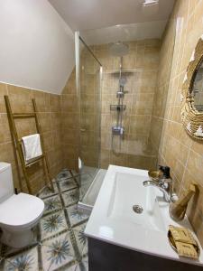 un bagno con wc, lavandino e doccia di Mandarina - Cosmo Dome a Ch'aisubani