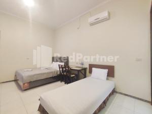 Voodi või voodid majutusasutuse Mutiara Residence Near Simpang Lima Mitra RedDoorz toas