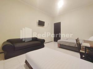 Voodi või voodid majutusasutuse Mutiara Residence Near Simpang Lima Mitra RedDoorz toas