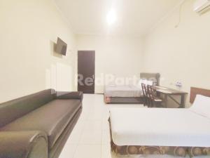 Istumisnurk majutusasutuses Mutiara Residence Near Simpang Lima Mitra RedDoorz