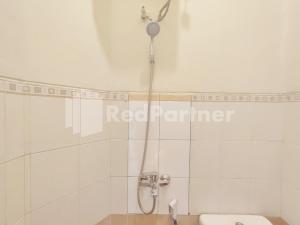 Vannituba majutusasutuses Mutiara Residence Near Simpang Lima Mitra RedDoorz