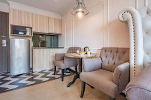 Η κουζίνα ή μικρή κουζίνα στο Lsq Venetian Condo 1 bedroom luxury with pool & gym access