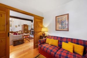 a living room with a red couch and yellow pillows at Casa San Giovanni 1 a Vinigo in Vinigo