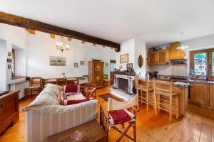 a living room with a couch and a kitchen at Casa San Giovanni 1 a Vinigo in Vinigo