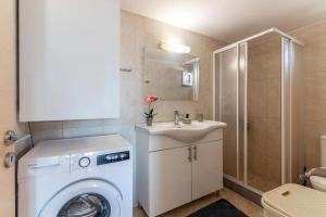 Bilik mandi di Spacious And Modern Apartment +26 gambar