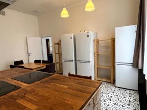 una cucina con 2 frigoriferi, tavolo e sedie di Hostel Waltz a Bratislava