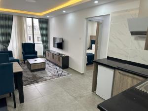 Телевизор и/или развлекательный центр в Nurel Shark Residence