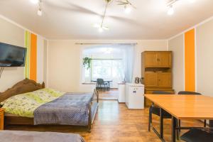 una camera da letto con un letto e un tavolo e una sala da pranzo di Pokoje Gościnne u Markusa a Polanica-Zdrój
