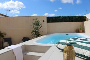 Bazén v ubytování Hostal Benalup Atalaya nebo v jeho okolí