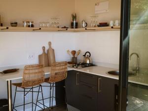 Una cocina con dos taburetes de bar y un fregadero. en Leopard Valley Eco Retreat, en Citrusdal 16 fotos más