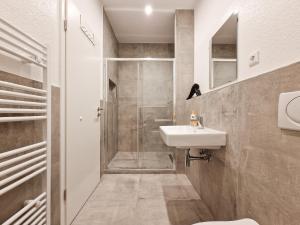 Koupelna v ubytování Tolstov House - Stadthaus - 10 Schlafzimmer + 25 fotografií