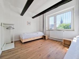 Postel nebo postele na pokoji v ubytování Tolstov House - Stadthaus - 10 Schlafzimmer