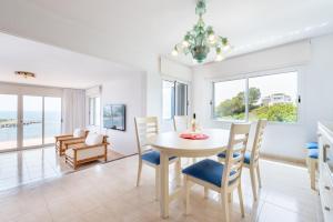 a dining room with a table and chairs at Villa Enderrossall in Porto Cristo